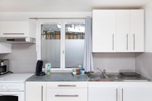 Kitchen, La Petite Terrasse - Appartement spacieux in Brionne