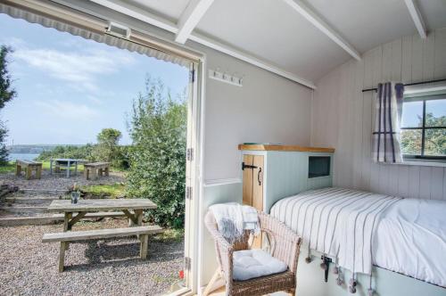 Haven View - 1 Bedroom Shepherds Hut - St Ishmaels