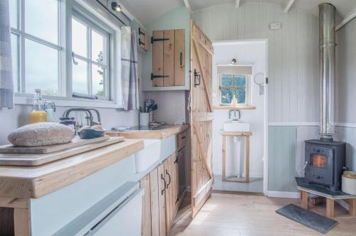 Haven View - 1 Bedroom Shepherds Hut - St Ishmaels