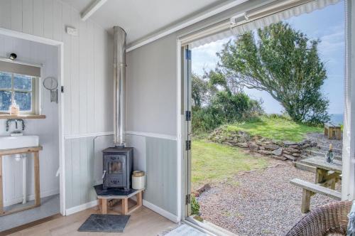 Haven View - 1 Bedroom Shepherds Hut - St Ishmaels