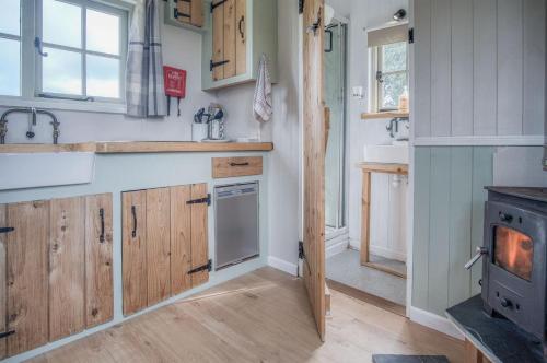 Haven View - 1 Bedroom Shepherds Hut - St Ishmaels