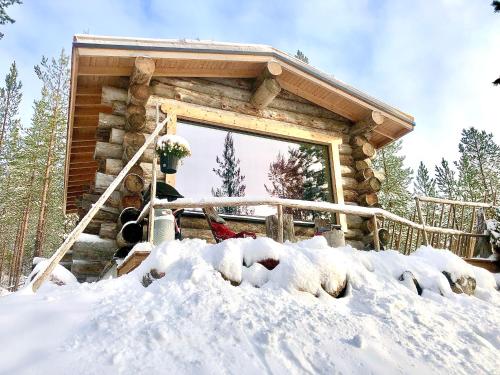 Log Cabin with Private Sauna & Hot Tub by Invisible Forest Lodge - Adults Only, Rovaniemi