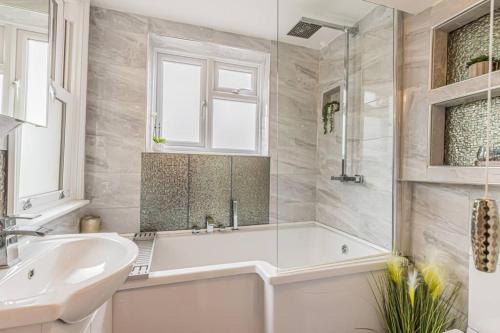 Charming 1 Bedroom Retreat in Central Windsor - By Tempstay, Windsor (Foto 8)