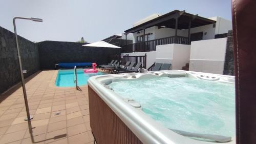 Stylish 6 Bedroom Villa Princesa - Hot Tub - Heated Pool - Near Beach & Waterparks 3