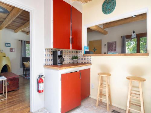 Kiva Cottage, 2 Bedrooms, Upgraded, WiFi, Patio, Fireplace, Sleeps 6 in Santa Fe, USA