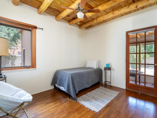 Kiva Cottage 2 Bedrooms Upgraded WiFi Patio Fireplace Sleeps 6 - image 7