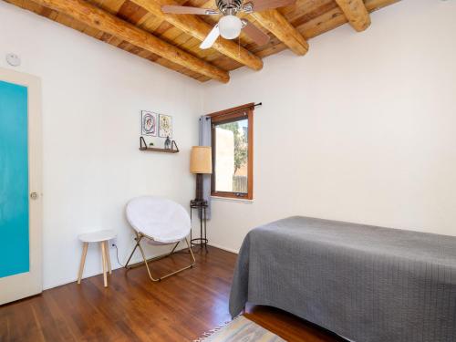 Kiva Cottage 2 Bedrooms Upgraded WiFi Patio Fireplace Sleeps 6 - image 10