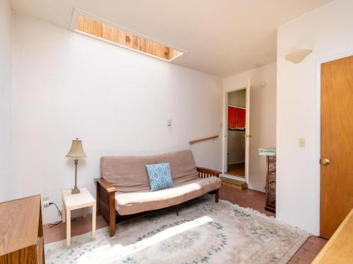 Kiva Cottage 2 Bedrooms Upgraded WiFi Patio Fireplace Sleeps 6 - image 3