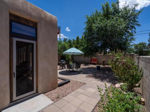 Kiva Cottage 2 Bedrooms Upgraded WiFi Patio Fireplace Sleeps 6 - image 12