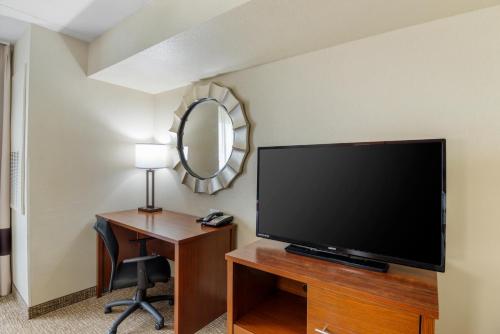 Comfort Suites at Virginia Center Commons - image 14