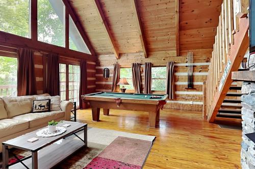 Bear Cave Haus, 2 Bedrooms, Fireplace, Hot Tub, Pool Table, WiFi, Sleeps 8