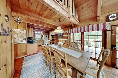 Bear Cave Haus, 2 Bedrooms, Fireplace, Hot Tub, Pool Table, WiFi, Sleeps 8