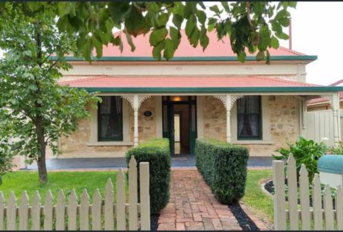 Close to CBD Renovated Cottage in Prospect