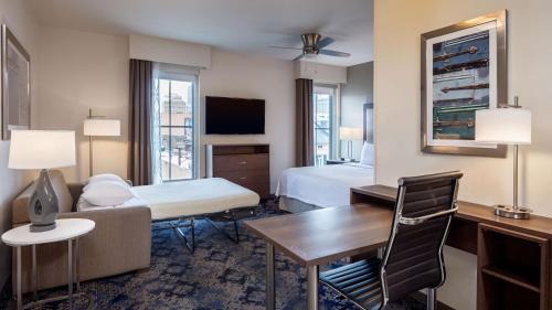 King Suite - Non-Smoking image 2
