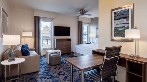 King Suite - Non-Smoking image 3