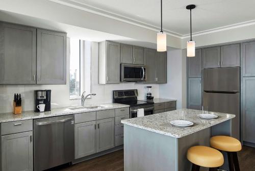 kök, Hilton Grand Vacations Club Ocean Enclave Myrtle Beach near Ripley's Believe It or Not!