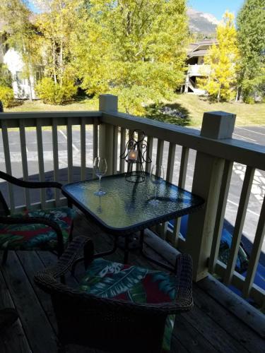 Lovely Mountain condo, remote workspace, 2 kayaks next to Lake Dillon