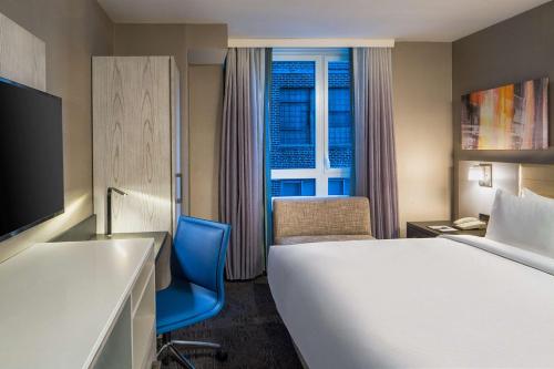 Standard King Room image 7