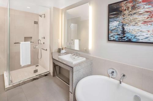 One-Bedroom Premier King Suite image 4