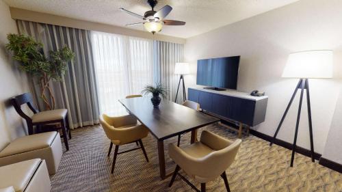 Embassy Suites By Hilton Hotel Oklahoma City-Will Rogers Airport