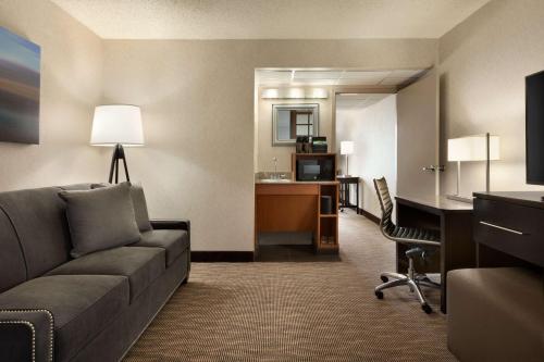 Embassy Suites Oklahoma City Will Rogers Airport Room Type - King Room - Mobility Access/Non-Smoking