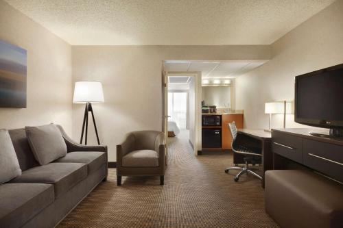Embassy Suites Oklahoma City Will Rogers World Airport - image 12