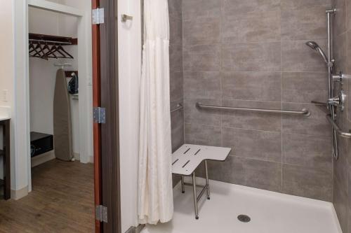 King Room with Roll-In Shower - Mobility/Hearing Accessible