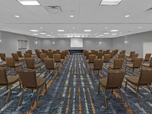 Embassy Suites Oklahoma City Will Rogers World Airport - image 10