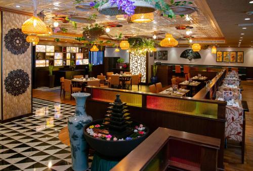Park Regis Kris Kin Hotel - image 2