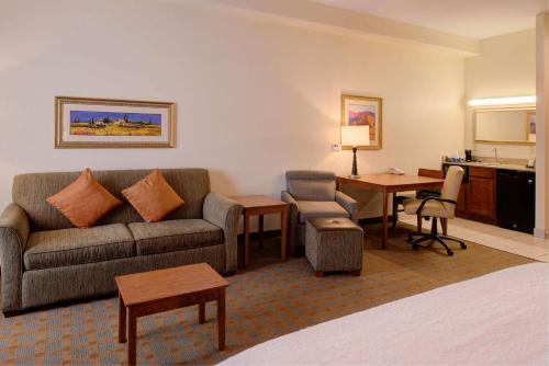 Hampton Inn & Suites Ontario