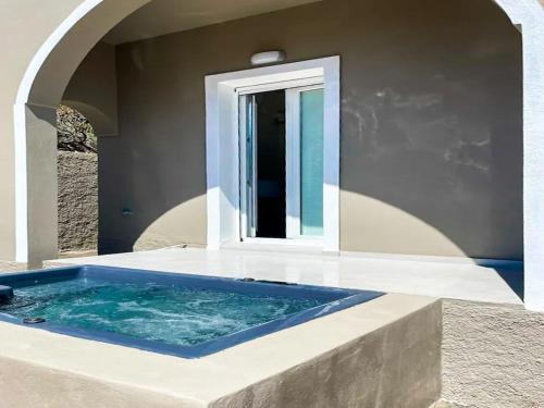 Lovely Santorini Villa Altura Residence 1 Bedroom Outdoor Hot tub and Beautiful Views Exo Gonia