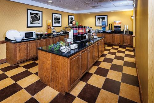 Hampton Inn & Suites Chesapeake-Square Mall