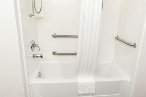 Hampton Inn & Suites Chesapeake-Square Mall - main image