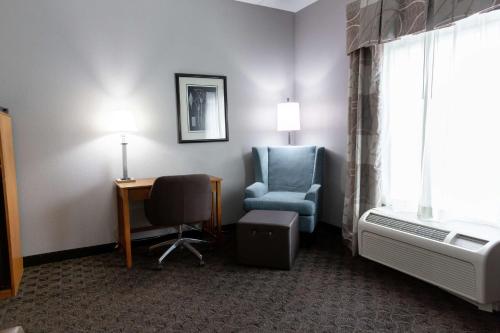 Hampton Inn & Suites Chesapeake-Square Mall - image 6
