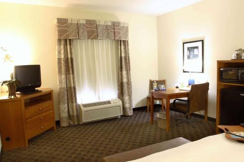 Hampton Inn & Suites Chesapeake-Square Mall - image 2