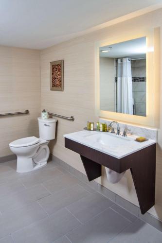 DoubleTree by Hilton Neenah - image 11