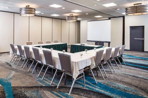 DoubleTree by Hilton Neenah - image 12