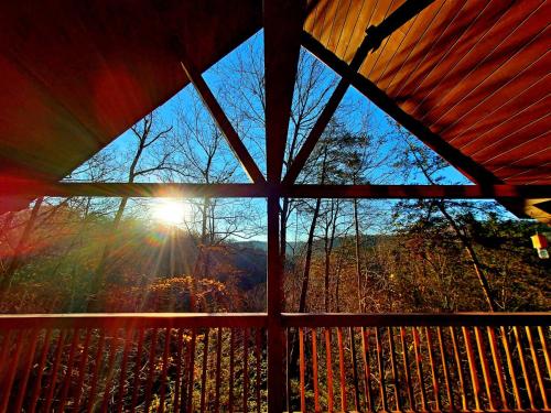 Mountain Mist - Secluded Cabin, MTN View, Hot Tub! detail