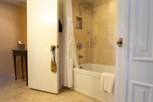 Emma Kelly - Deluxe King Room image 2
