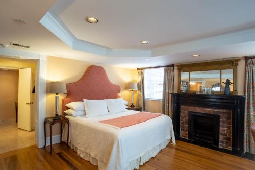 Emma Kelly - Deluxe King Room room in Kehoe House Historic Inns of Savannah Collection