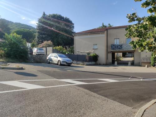 La Villa Bleue in Charmes Sur Rhone