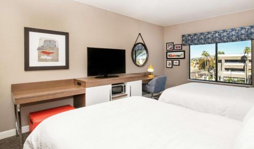 2 queen beds, 1 sofa bed