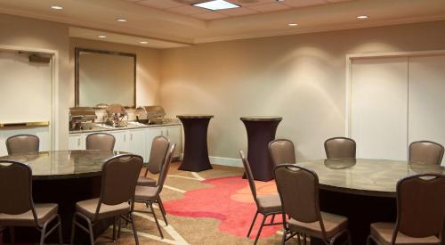 Hampton Inn & Suites Pittsburgh-Meadow Lands - image 11