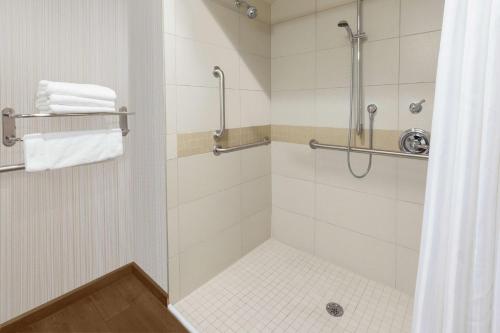 Queen Room with Mobility/Hearing Accessible Tub