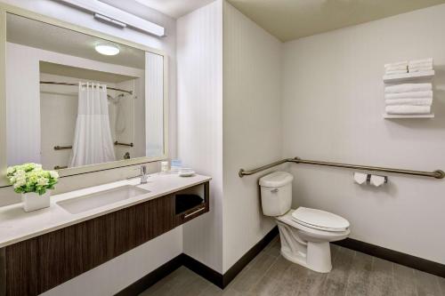 Hampton Inn & Suites by Hilton Palm Desert Room Type - Queen Room with Two Queen Beds - Mobility Access/Non-Smoking