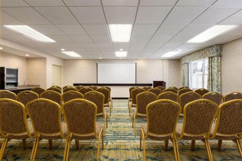 Hampton Inn Dover - image 8