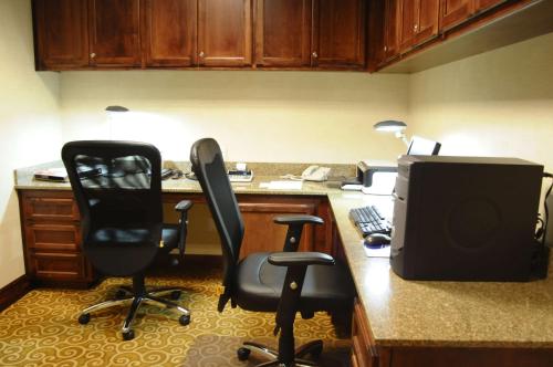 Hampton Inn & Suites Redding - image 12