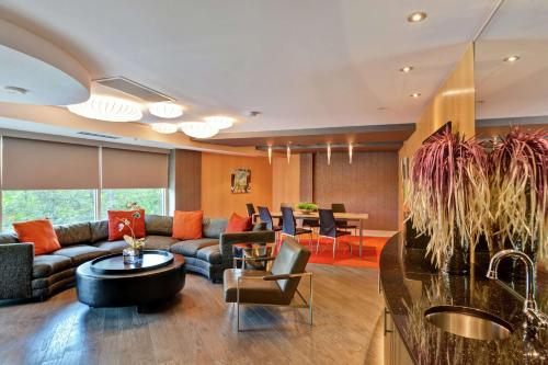 Hampton Inn & Suites Crabtree - image 6