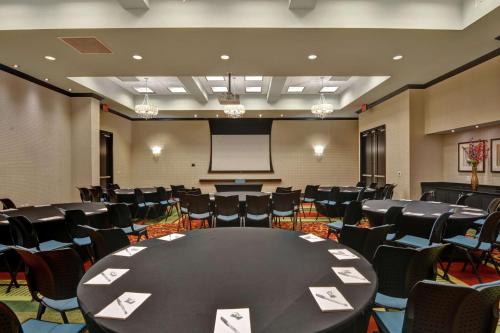 Hampton Inn & Suites Crabtree - image 8