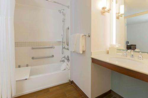 Hilton Garden Inn Raleigh-Durham/Research Triangle Park - image 10